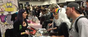 Während einige Händler und Künstler befürchten, wegen geringer Umsätze nicht mal auf ihre Standkosten zu kommen, freuen sich andere über viele neue Kunden, die sie auf reinen Comicveranstaltungen nicht getroffen hätten. Hier der Stand von Plem Plem Productions.