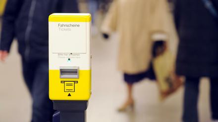 Ein Fahrkarten-Entwerter.