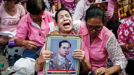 Vor dem Krankenhaus, in dem Bhumibol am Donnerstag starb, sammelten sich trauernde Thailänder.