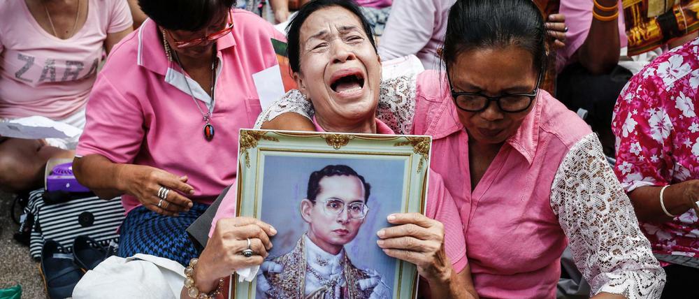 Vor dem Krankenhaus, in dem Bhumibol am Donnerstag starb, sammelten sich trauernde Thailänder.