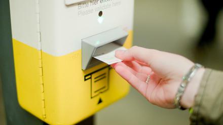 Nicht alle Berliner können sich ein Monatsticket leisten.