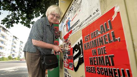 Irmela Mensah-Schramm, eine 70-Jährige aus Zehlendorf, entfernt seit 24 Jahren Nazi-Schmierereien. Hier in Berlin Schöneweide.