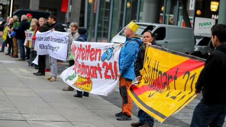 Vor der Bahn-Zentrale am Potsdamer Platz demonstrierten am Donnerstag Stuttgart 21-Gegner.