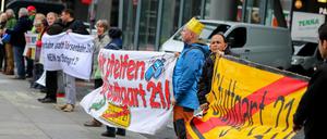 Vor der Bahn-Zentrale am Potsdamer Platz demonstrierten am Donnerstag Stuttgart 21-Gegner.