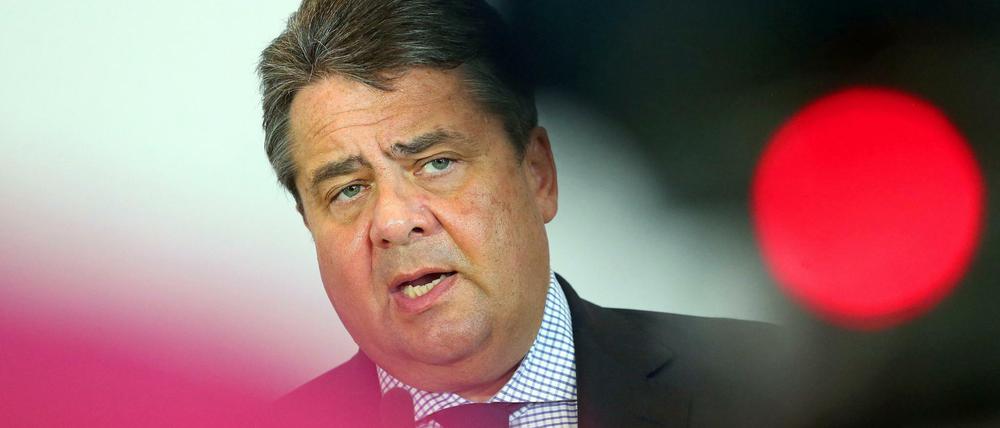 SPD-Chef Sigmar Gabriel stieß überraschend dazu, als die Abgeordneten über Rot-Rot-Grün berieten (Archivbild).