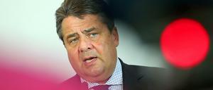 SPD-Chef Sigmar Gabriel stieß überraschend dazu, als die Abgeordneten über Rot-Rot-Grün berieten (Archivbild). 
