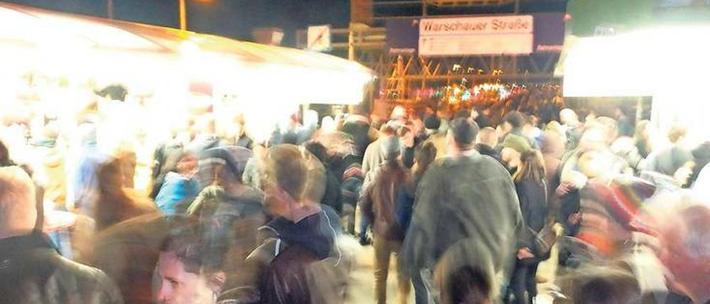 Gefährliche Enge. Am Zugang zum Bahnhof Warschauer Straße passieren schon mal fünf Diebstahlversuche in zehn Minuten.
