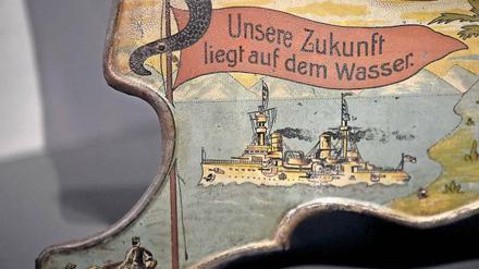 Der Traum von der Weltmacht. Fuß einer „Deutsches-Reich-Kolonialuhr“.