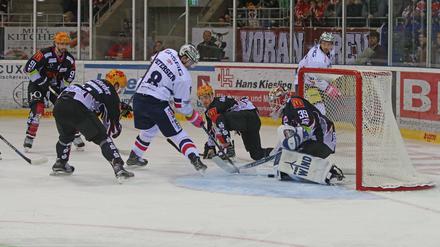 Das war nix. Hier scheitet Eisbären-Torjäger Petersen.