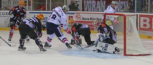 Das war nix. Hier scheitet Eisbären-Torjäger Petersen.