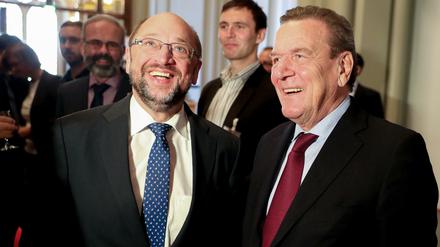 Vollblutpolitiker wie der frühere Bundeskanzler Gerhard Schröder (rechts) sind heute selten in der SPD. Auch EU-Parlamentspräsident Martin Schulz reicht da nicht ran.
