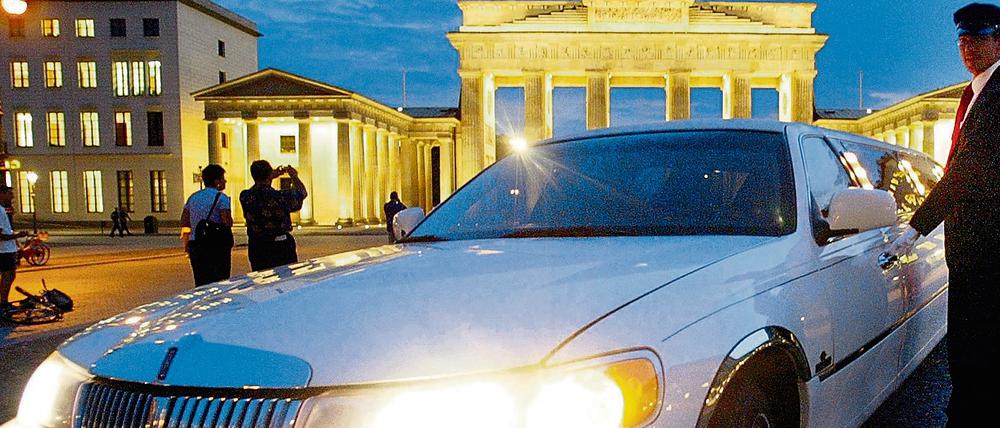 Stets zu Diensten. In Berlin muss es keine Stretchlimo sein, wenn man bequem unterwegs sein will – verschiedene Fahrdienste machen Taxi und S-Bahn Konkurrenz.
