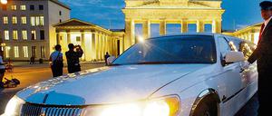 Stets zu Diensten. In Berlin muss es keine Stretchlimo sein, wenn man bequem unterwegs sein will – verschiedene Fahrdienste machen Taxi und S-Bahn Konkurrenz. 