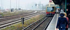 Die S-Bahn ist auf dem südlichen Berliner Ring in gewohnten Bahnen unterwegs. Die Gleise daneben sind neu und waren teuer. Gebrauchen kann sie aber derzeit keiner. 
