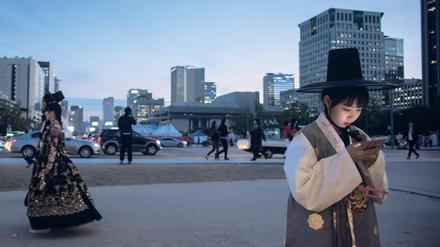 Verbunden. Einige Traditionsbetriebe haben die koreanische Wirtschaft im Griff – und die Regierung in Seoul. Das Land muss nun mit Traditionen brechen.