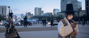 Verbunden. Einige Traditionsbetriebe haben die koreanische Wirtschaft im Griff – und die Regierung in Seoul. Das Land muss nun mit Traditionen brechen.
