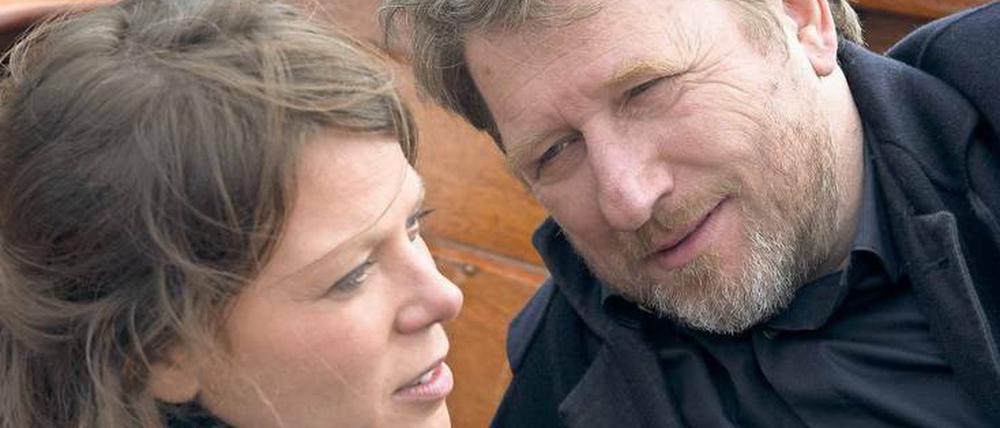 Paddeln und Kuscheln. Kommissar Alfons Hattinger (Michael Fitz) und Sarah Beck (Jessica Schwarz) lassen Chiemsee Chiemsee sein.
