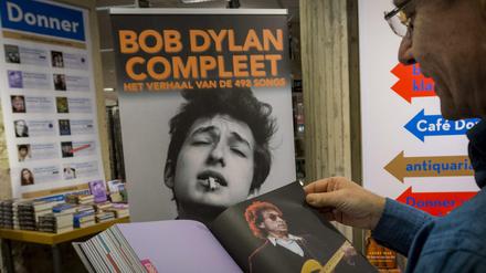 Überall auf der Welt reagieren Fans und Neugierige auf die Nachricht vom Literaturnobelpreis für den Songwriter Bob Dylan - hier in einem Buchladen in Rotterdam. Nur der Dichtersänger selbst äußert sich nicht. 