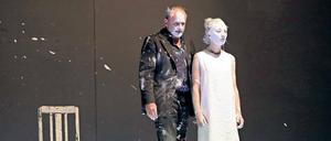 Barbarisch. Oliver Stokowski als König Thoas und Kathleen Morgeneyer als Iphigenie.