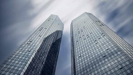 Hoch hinaus wollte die Deutsche Bank, als sie ins Investmentbanking einstieg. Inzwischen kämpft sie in der Sparte aber mit hohen Strafzahlungen. 