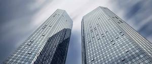 Hoch hinaus wollte die Deutsche Bank, als sie ins Investmentbanking einstieg. Inzwischen kämpft sie in der Sparte aber mit hohen Strafzahlungen.