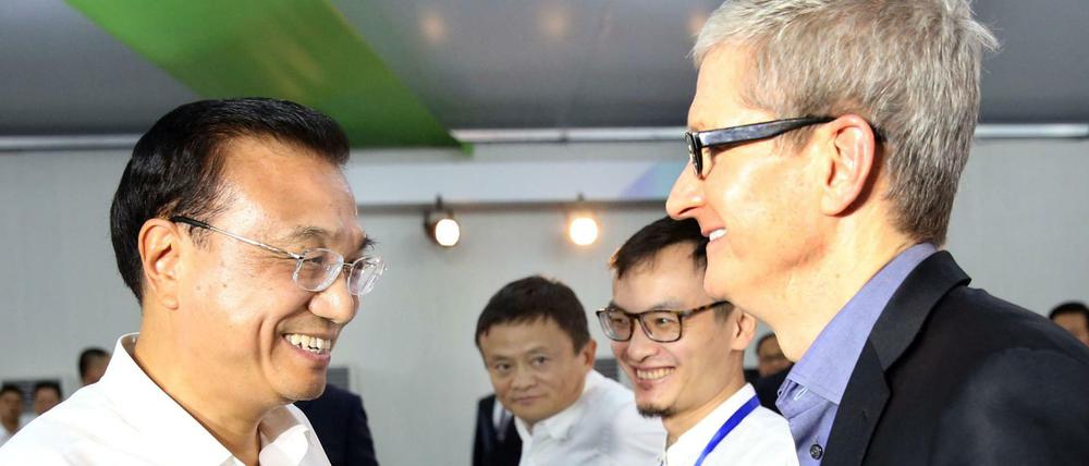 Chinas Premier Li Keqiang (links) und Apple-Chef Tim Cook.