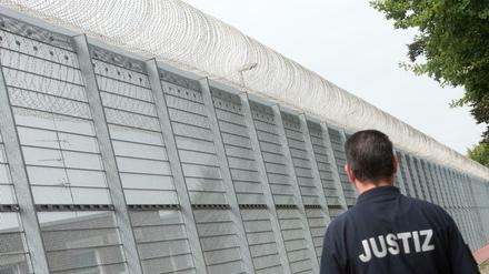 Auch hinterm Zaun ist Leben. Doch in deutschen Gefängnissen gehört Suizid trotz gestiegener Präventionserfolge zum Alltag.