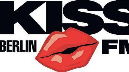 KissFM will der Sender der "Mudderstadt" Berlin sein. Das geht so lange gut, bis ein Neonazi vorbeischaut. 