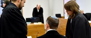 Der ehemalige Brandenburger Landtagsabgeordnete Peer Jürgens (Die Linke, M) unterhält sich im Amtsgericht in Potsdam vor Prozessbeginn mit seinen Anwälten Marlen Block und Norman Lenz. 