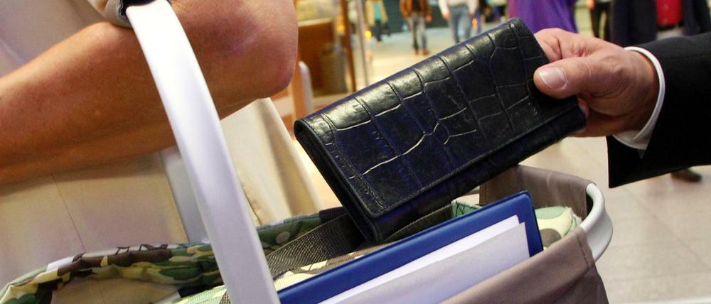 Die Zahl der Taschendiebstähle steigt auch in Berlin immer weiter an.