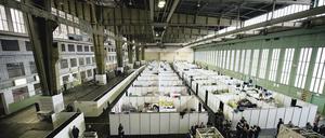 Flüchtlingsunterkunft im Hangar des Flughafen Tempelhof. Im Flüchtlingscamp in Recklinghausen, in dem unser Autor lebt, sind in vier Räumen je 200 Menschen untergebracht.