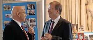 Hier gratuliert Ex-Generalsuperintendent Martin-Michael Passauer (links) dem Gedächtniskirchen-Pfarrer Martin Germer.