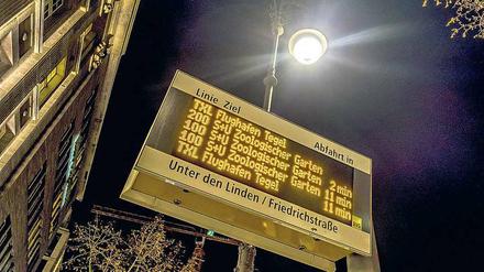 Wieder da. Der TXL-Bus hält Unter den Linden – wie bis zum Sommer. 