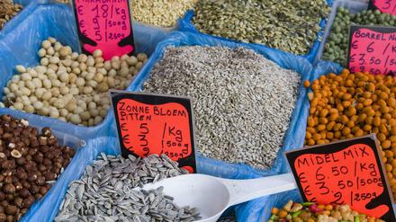 Sind so viele Sorten. Marktstand vor der Stadsschouwburg im belgischen Antwerpen 