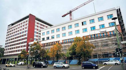 Hier ist das Leben eine Baustelle. Am Deutschlandhaus wird an diesem Montag Richtfest gefeiert (links daneben das höhere Europahaus). 