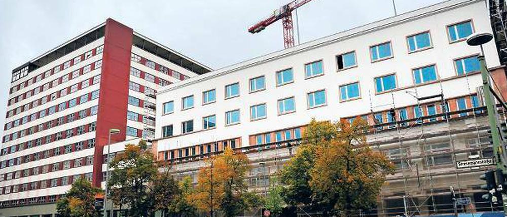 Hier ist das Leben eine Baustelle. Am Deutschlandhaus wird an diesem Montag Richtfest gefeiert (links daneben das höhere Europahaus).