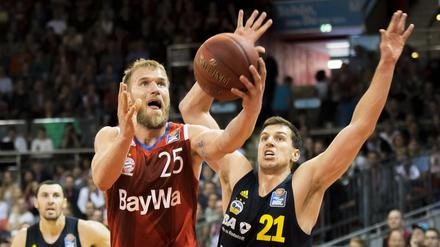 Münchens Anton Gavel gegen Dragan Milosavljevic (Alba, r.).