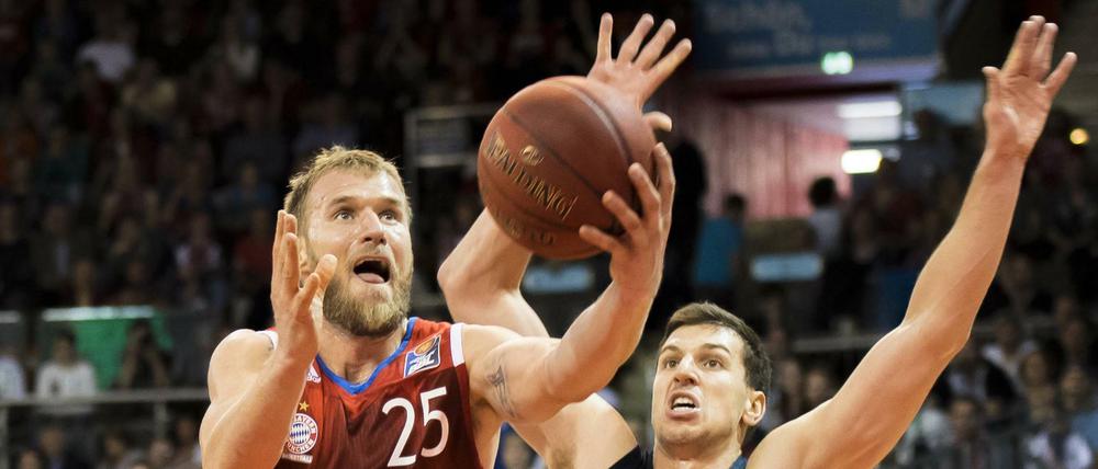 Münchens Anton Gavel gegen Dragan Milosavljevic (Alba, r.).