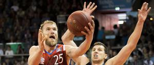 Münchens Anton Gavel gegen Dragan Milosavljevic (Alba, r.).