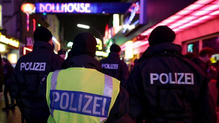 Polizisten patrouillieren in Hamburg auf dem Kiez. Jährlich nehmen etwa 250 Neuzugänge von der Polizeischule ihren Dienst auf. 