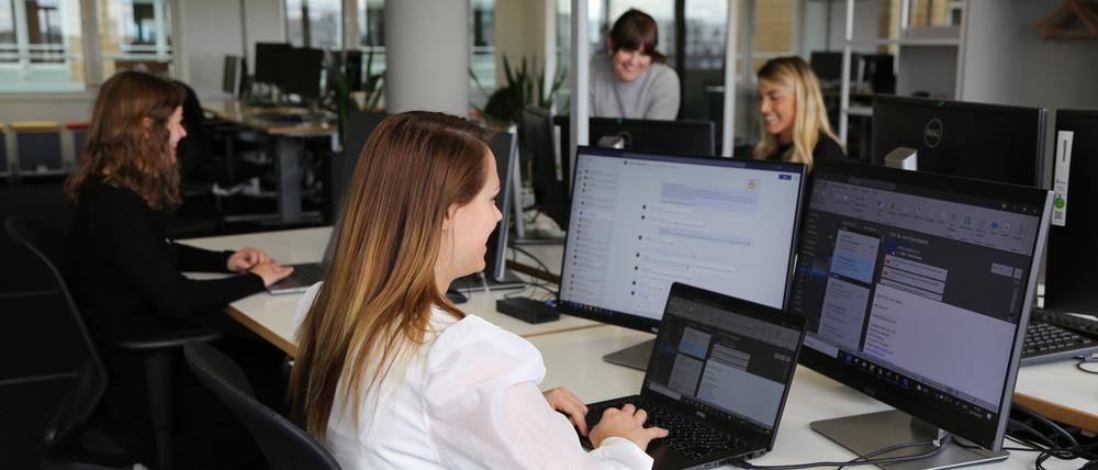 Kaufen und verkaufen. Alles läuft immer stärker per Onlinehandel ab. Ein neuer Ausbildungsberuf trägt dem Rechnung – und verspricht eine sichere Zukunft. Angelina Berk, Jessica Gast, Alexandra Bietz und Sabrina Nast (von links nach rechts) arbeiten im Online-Marketing.