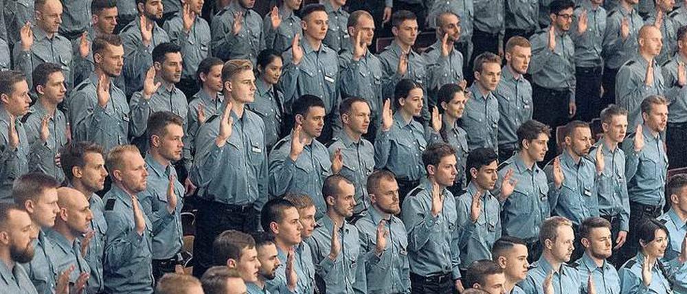 Hände hoch. So sieht es aus, wenn Berufsanfänger der Polizei der Verfassung ihre Treue schwören. 741 Nachwuchskräfte waren es im Juni 2016.