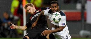 Während Danny Rose nur Augen für den Ball hat, versucht Stefan Kießling (l.) in dieser Szene nur irgendwie auf den Beinen zu bleiben. 