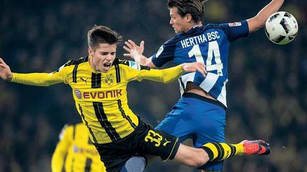 Ist das Kunst oder kann das weg? Valentin Stocker und Hertha BSC spielten gegen Julian Weigls Dortmunder nicht immer schön, aber dafür zielführend. Foto: dpa/Kusch