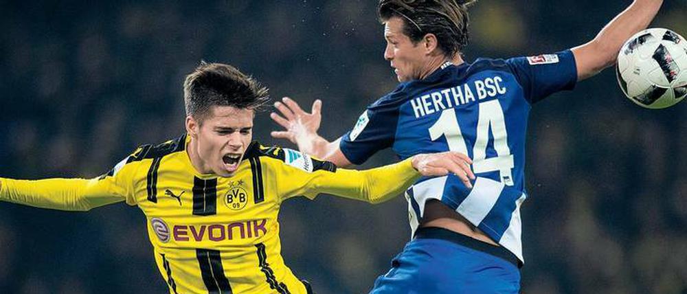 Ist das Kunst oder kann das weg? Valentin Stocker und Hertha BSC spielten gegen Julian Weigls Dortmunder nicht immer schön, aber dafür zielführend. Foto: dpa/Kusch