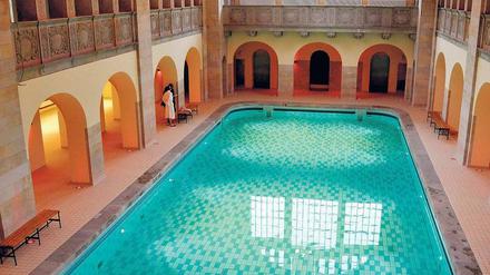 Kurbad Prenzlauer Berg. Das Wasser ist kalt, aber das Ambiente warm. Tagsüber wird im neuen Stadtbad wieder geschwommen, abends weiterhin gefeiert. 