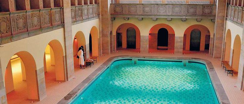 Kurbad Prenzlauer Berg. Das Wasser ist kalt, aber das Ambiente warm. Tagsüber wird im neuen Stadtbad wieder geschwommen, abends weiterhin gefeiert. 