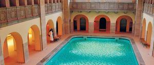 Kurbad Prenzlauer Berg. Das Wasser ist kalt, aber das Ambiente warm. Tagsüber wird im neuen Stadtbad wieder geschwommen, abends weiterhin gefeiert. 