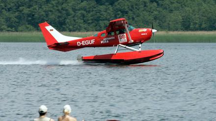 Auf nach Nordfriesland! Das Wasserflugzeug verlässt die Spree.