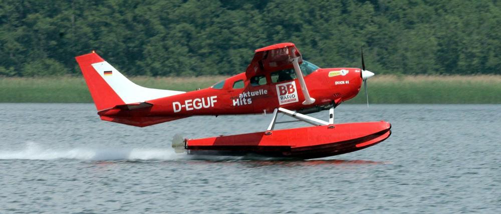 Auf nach Nordfriesland! Das Wasserflugzeug verlässt die Spree.